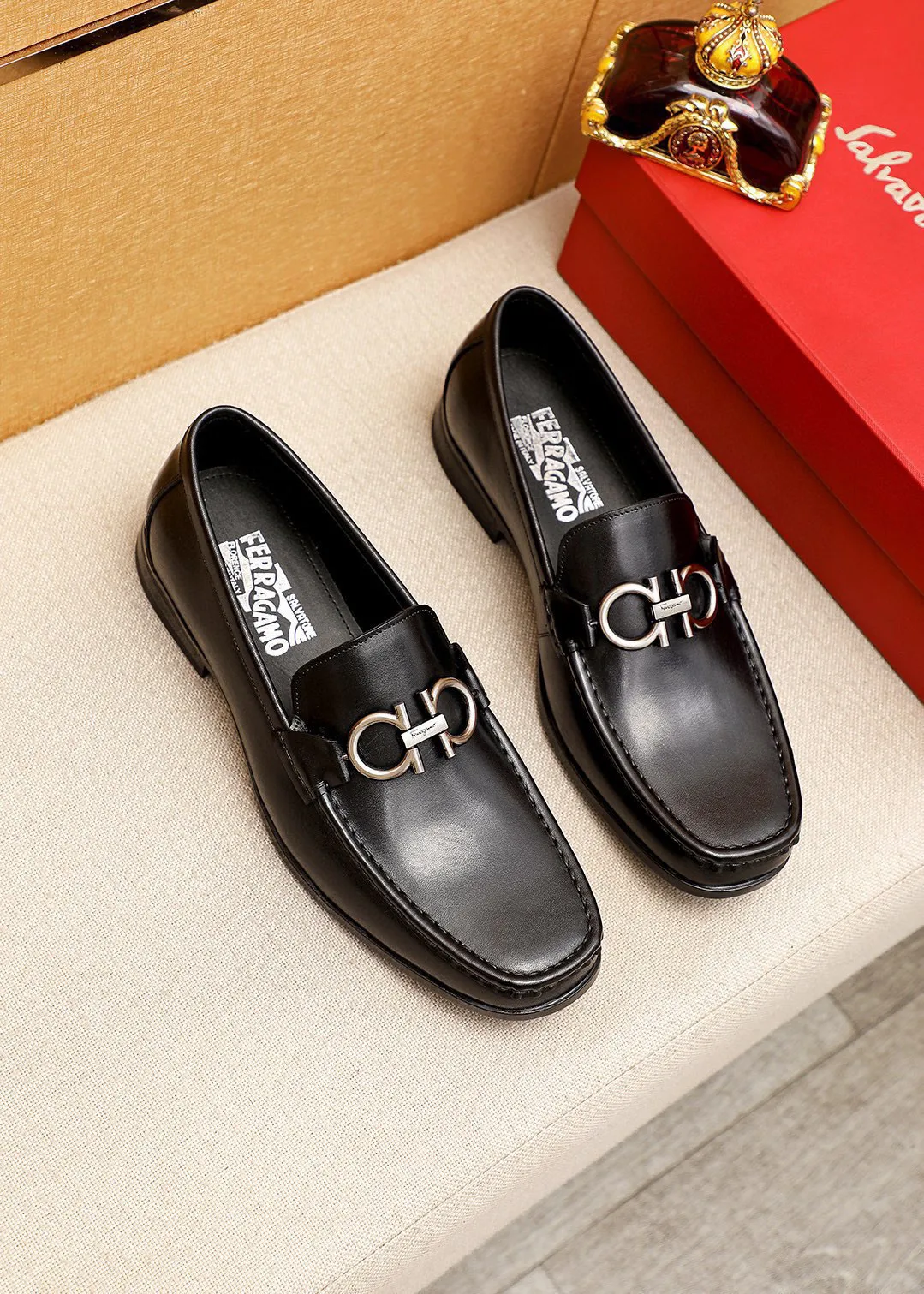 Men's shoes 💰460 💐 Product trademark: Ferragamo "Ferragamo" casual leather shoes Regular size: 38-44 (45.46🉑️customized) Product materials: Selected imported first-layer calfskin upper + luxury hardware buckle, imported water-dyed cowhide leather lining. Strong three-dimensional visual effect, original rubber outsole Color: 1⃣️color optional